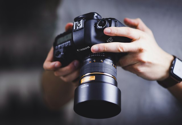 Fotografin mit Kamera