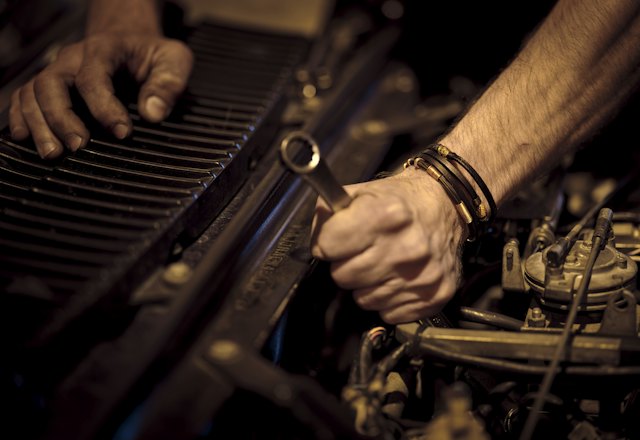 Mechaniker am Motor