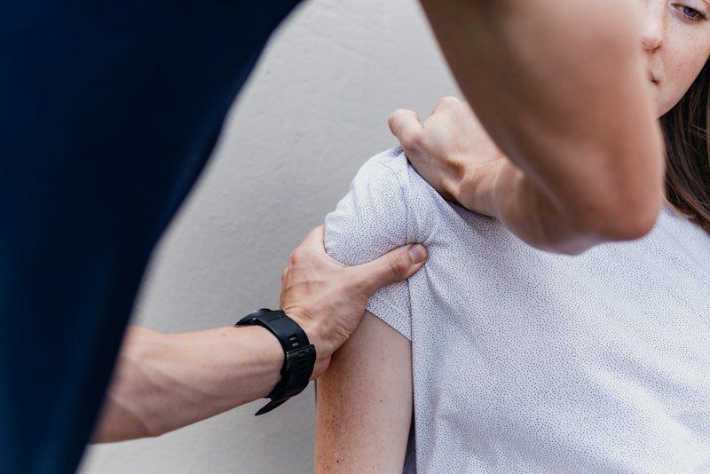 Physiotherapeut bei der Behandlung
