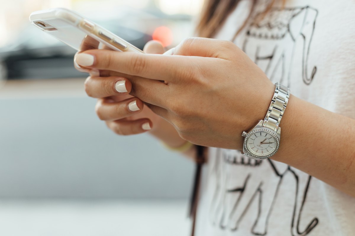 Frau schreibt eine Nachricht auf dem Handy