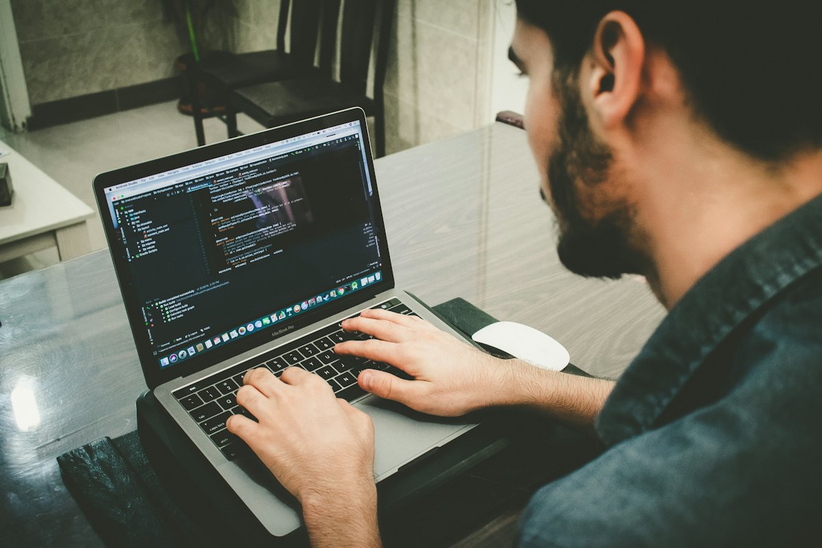 Entwickler programmiert am Laptop